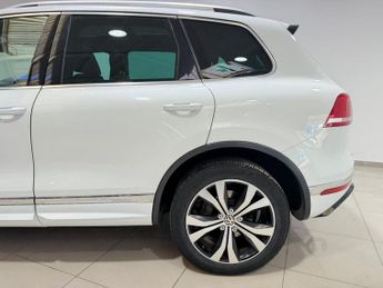 VOLKSWAGEN TOUAREG 3.0 TDI V6 BlueMotion Tech R-Line SUV 5dr Diesel Tiptronic 4WD E