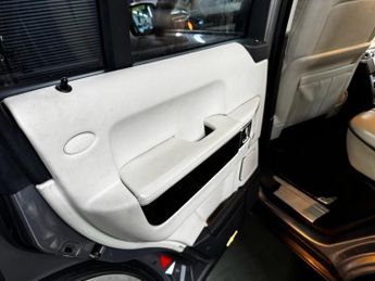 LAND ROVER RANGE ROVER 4.4 TD V8 Westminster SUV 5dr Diesel Auto 4WD Euro 5 (313 bhp)