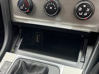 VOLKSWAGEN GOLF 1.6 TDI BlueMotion Tech SE Hatchback 5dr Diesel DSG Euro 5 (s/s)