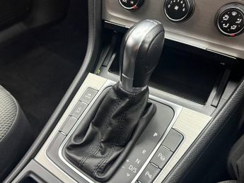 VOLKSWAGEN GOLF 1.6 TDI BlueMotion Tech SE Hatchback 5dr Diesel DSG Euro 5 (s/s)