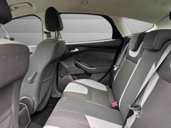 FORD FOCUS 1.6 Zetec Hatchback 5dr Petrol Powershift Euro 5 (125 ps)