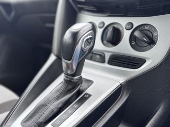 FORD FOCUS 1.6 Zetec Hatchback 5dr Petrol Powershift Euro 5 (125 ps)