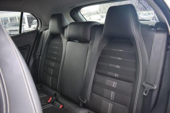 MERCEDES-BENZ GLA 1.6 GLA180 Urban Edition SUV 5dr Petrol 7G-DCT Euro 6 (s/s) (122