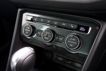 VOLKSWAGEN TIGUAN 2.0 TDI R-Line SUV Diesel DSG 4Motion Euro 6 (s/s) 5dr - Just 52