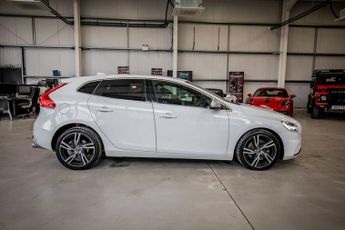 VOLVO V40 2.0 D2 R-Design Pro Hatchback 5dr Diesel Auto Euro 6 (s/s) (120 