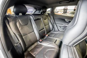 VOLVO V40 2.0 D2 R-Design Pro Hatchback 5dr Diesel Auto Euro 6 (s/s) (120 