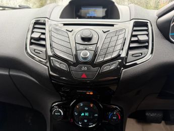 FORD FIESTA 1.6 Zetec Hatchback 5dr Petrol Powershift Euro 5 (105 ps)
