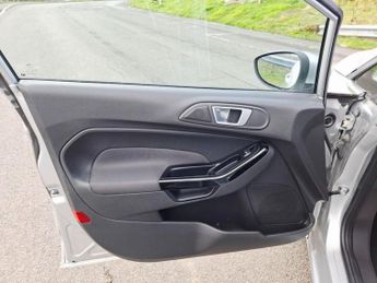 FORD FIESTA 1.6 Zetec Hatchback 5dr Petrol Powershift Euro 5 (105 ps)