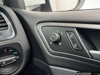 VOLKSWAGEN E-GOLF 35.8kWh e-Golf Hatchback 5dr Electric Auto (136 ps)