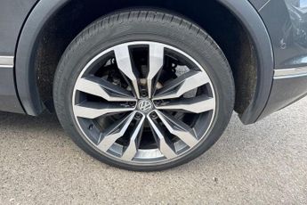 VOLKSWAGEN TIGUAN 2.0 TDI R-Line Tech SUV 5dr Diesel DSG Euro 6 (s/s) (150 ps) Pan