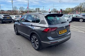 VOLKSWAGEN TIGUAN 2.0 TDI R-Line Tech SUV 5dr Diesel DSG Euro 6 (s/s) (150 ps) Pan