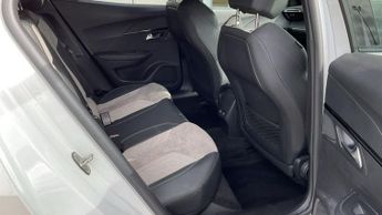 PEUGEOT E-2008 50kWh GT Premium SUV 5dr Electric Auto (136 ps)