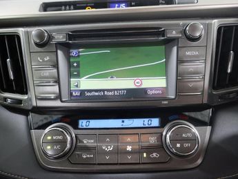 TOYOTA RAV4 2.2 D-CAT Invincible SUV 5dr Diesel Auto 4WD Euro 5 (150 ps)