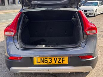 VOLVO V40 CROSS COUNTRY 1.6 D2 Lux Hatchback 5dr Diesel Powershift Euro 5 (s/s) (115 ps)