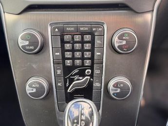 VOLVO V40 CROSS COUNTRY 1.6 D2 Lux Hatchback 5dr Diesel Powershift Euro 5 (s/s) (115 ps)