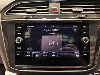 VOLKSWAGEN TIGUAN 2.0 TDI R-Line SUV 5dr Diesel DSG 4Motion Euro 6 (s/s) (150 ps)