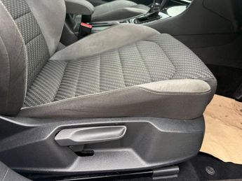 VOLKSWAGEN GOLF 2.0 TDI R-Line Hatchback 5dr Diesel DSG Euro 6 (s/s) (150 ps)