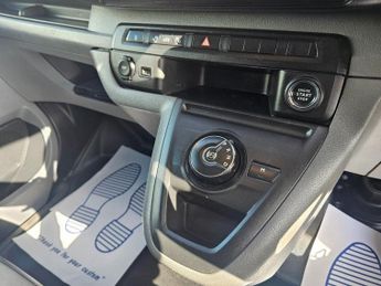 VAUXHALL VIVARO AUTOMATIC 2.0 Turbo D 3100 Elite Panel Van 5dr Diesel Auto L1 H1