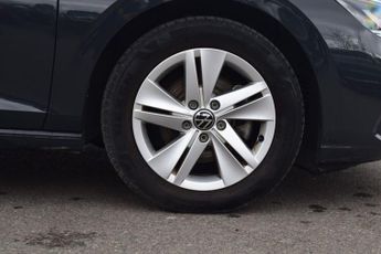 VOLKSWAGEN GOLF 1.5 eTSI MHEV Life Hatchback 5dr Petrol Hybrid DSG Euro 6 (s/s) 