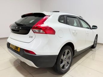 VOLVO V40 CROSS COUNTRY 2.0 D2 Lux Hatchback 5dr Diesel Auto Euro 6 (s/s) (120 ps)
