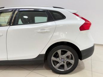 VOLVO V40 CROSS COUNTRY 2.0 D2 Lux Hatchback 5dr Diesel Auto Euro 6 (s/s) (120 ps)