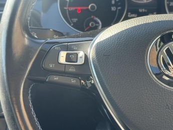 VOLKSWAGEN E-GOLF 35.8kWh e-Golf Hatchback 5dr Electric Auto (136 ps)