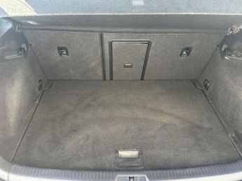 VOLKSWAGEN E-GOLF 35.8kWh e-Golf Hatchback 5dr Electric Auto (136 ps)