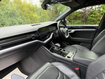 VOLKSWAGEN TOUAREG 3.0 TDI V6 R-Line Tech SUV 5dr Diesel Tiptronic 4Motion Euro 6 (