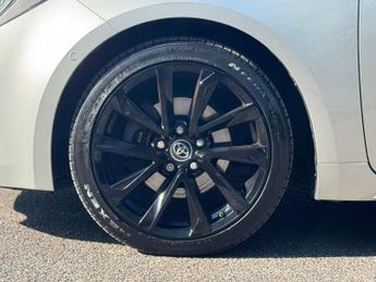 TOYOTA COROLLA 2.0 VVT-h Excel Hatchback 5dr Petrol Hybrid CVT Euro 6 (s/s) (18