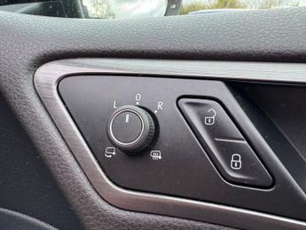 VOLKSWAGEN E-GOLF 35.8kWh e-Golf Hatchback 5dr Electric Auto 