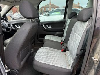 SKODA ROOMSTER 1.6 16V SE MPV 5 Door Petrol Manual Black 1 Former Keeper