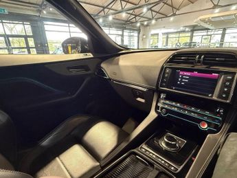JAGUAR F-PACE 3.0 D300 V6 S SUV 5dr Diesel Auto AWD Euro 6 (s/s) (300 ps)
