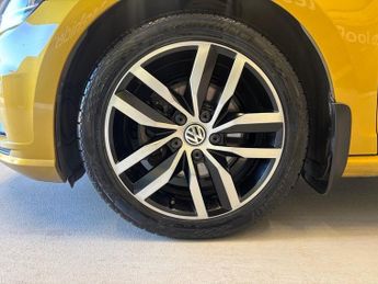 VOLKSWAGEN GOLF 2.0 TDI GT Hatchback 5 Door Diesel Automatic DSG Yellow Euro 6 