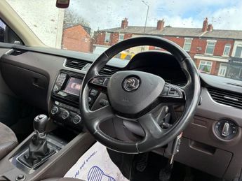 SKODA OCTAVIA 2.0 TDI Laurin & Klement Estate 5dr Diesel Manual Euro 5 (s/s) (