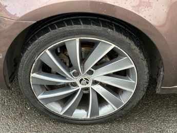 SKODA OCTAVIA 2.0 TDI Laurin & Klement Estate 5dr Diesel Manual Euro 5 (s/s) (