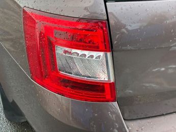 SKODA OCTAVIA 2.0 TDI Laurin & Klement Estate 5dr Diesel Manual Euro 5 (s/s) (