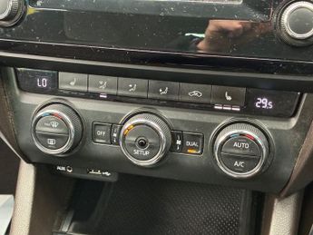 SKODA OCTAVIA 2.0 TDI Laurin & Klement Estate 5dr Diesel Manual Euro 5 (s/s) (