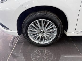 MITSUBISHI OUTLANDER 2.4h TwinMotor 13.8kWh Dynamic SUV 5dr Petrol Plug-in Hybrid CVT
