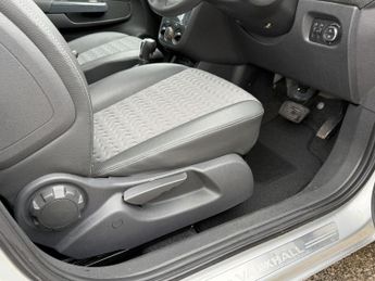 VAUXHALL CORSA 1.4 16V SE Hatchback 5dr Petrol Auto Euro 5 (100 ps)