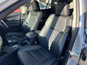 TOYOTA RAV4 2.2 D Invincible SUV 5dr Diesel Auto 4WD Euro 5 (150 ps)
