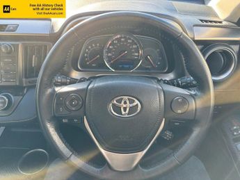 TOYOTA RAV4 2.2 D Invincible SUV 5dr Diesel Auto 4WD Euro 5 (150 ps)