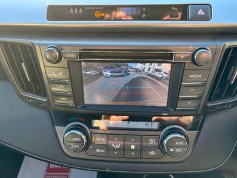 TOYOTA RAV4 2.2 D Invincible SUV 5dr Diesel Auto 4WD Euro 5 (150 ps)