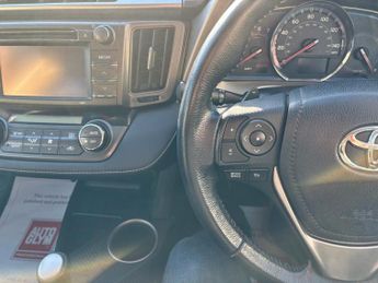 TOYOTA RAV4 2.2 D Invincible SUV 5dr Diesel Auto 4WD Euro 5 (150 ps)