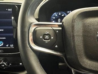 VOLVO XC40 2.0 B4 MHEV R-Design SUV 5dr Petrol Hybrid Auto Euro 6 (s/s) (19