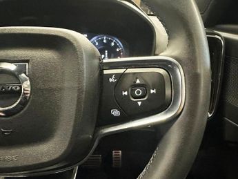 VOLVO XC40 2.0 B4 MHEV R-Design SUV 5dr Petrol Hybrid Auto Euro 6 (s/s) (19