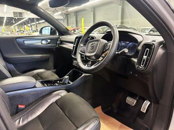 VOLVO XC40 2.0 B4 MHEV R-Design SUV 5dr Petrol Hybrid Auto Euro 6 (s/s) (19