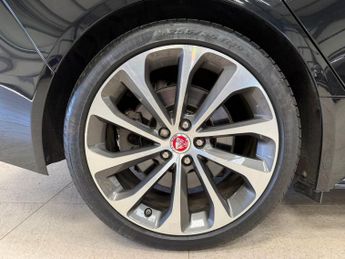 JAGUAR XE 2.0 P250i R-Dynamic HSE Saloon 4dr Petrol Auto Euro 6 (s/s) (250