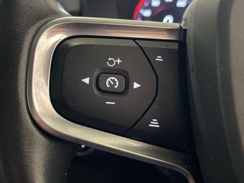 VOLVO XC40 2.0 D3 Momentum SUV 5dr Diesel Auto Euro 6 (s/s) (150 ps)