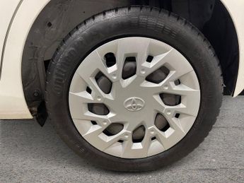 TOYOTA AYGO 1.0 VVT-i x-play Hatchback 5dr Petrol x-shift Euro 6 (71 ps)