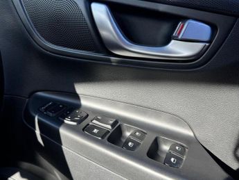 HYUNDAI KONA 39kWh Premium SUV 5dr Electric Auto (10.5kW Charger) (136 ps)